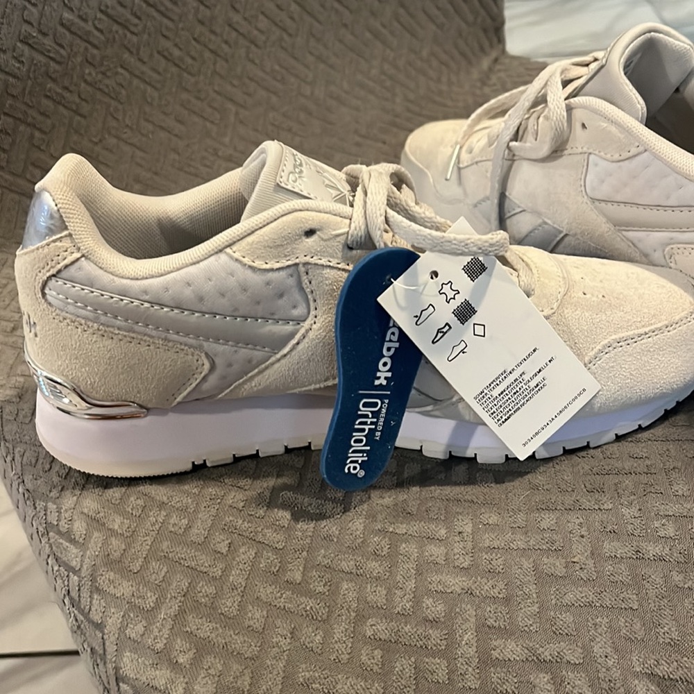 Woman’s Reebok Classics - Picture 4 of 6